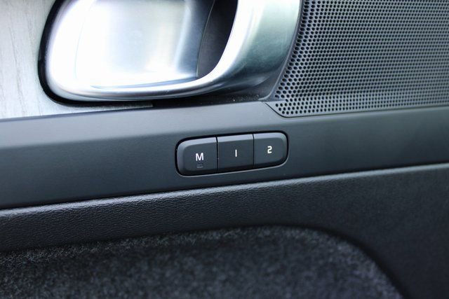 Used 2025 Volvo XC40 B5 Plus image 12