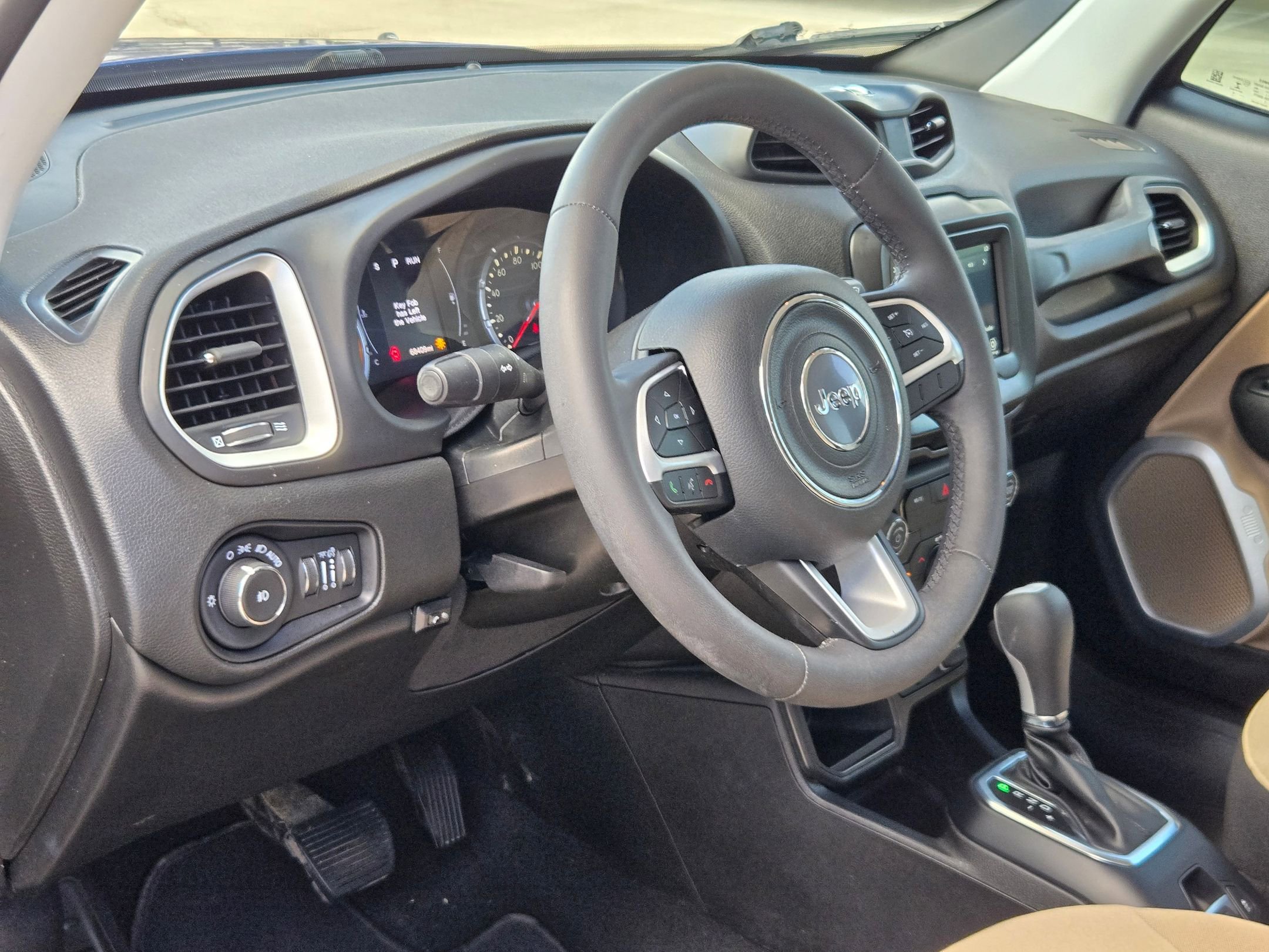 Used 2018 Jeep Renegade Latitude FWD image 12