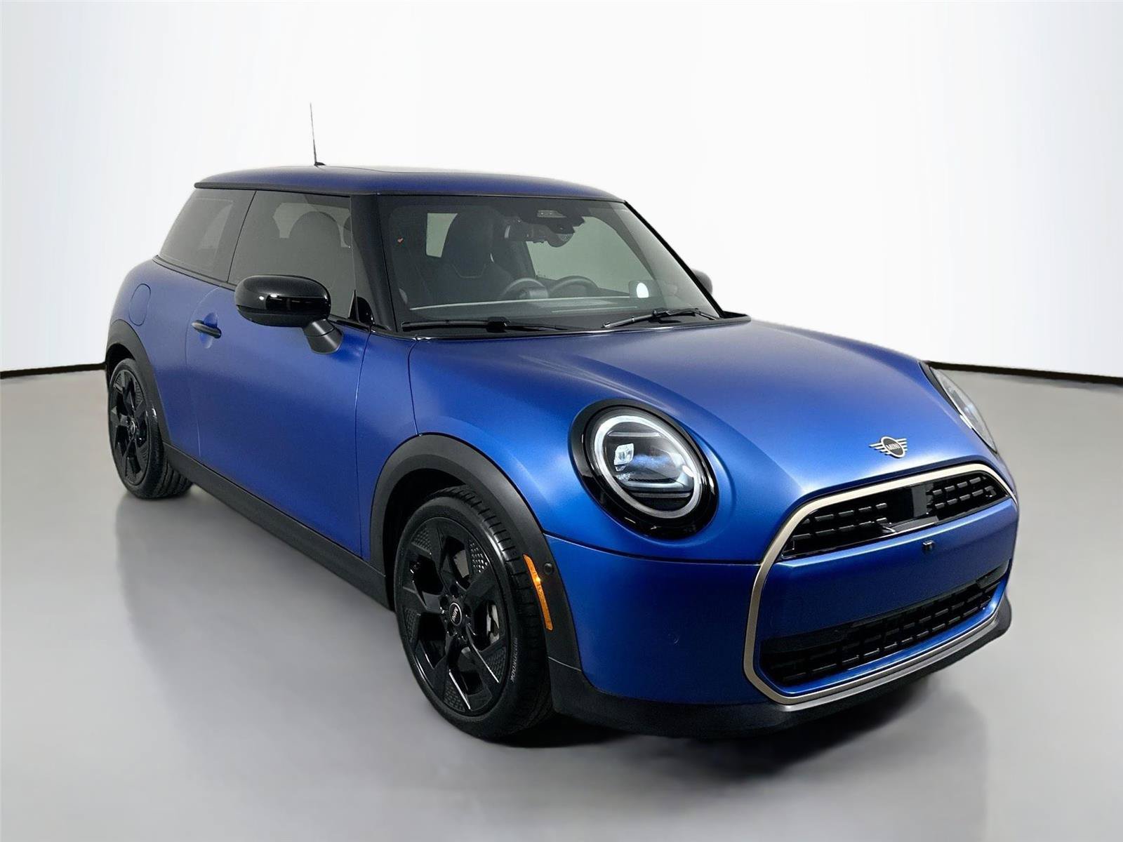 Used 2025 MINI Cooper 2-Door Hardtop FWD image 3