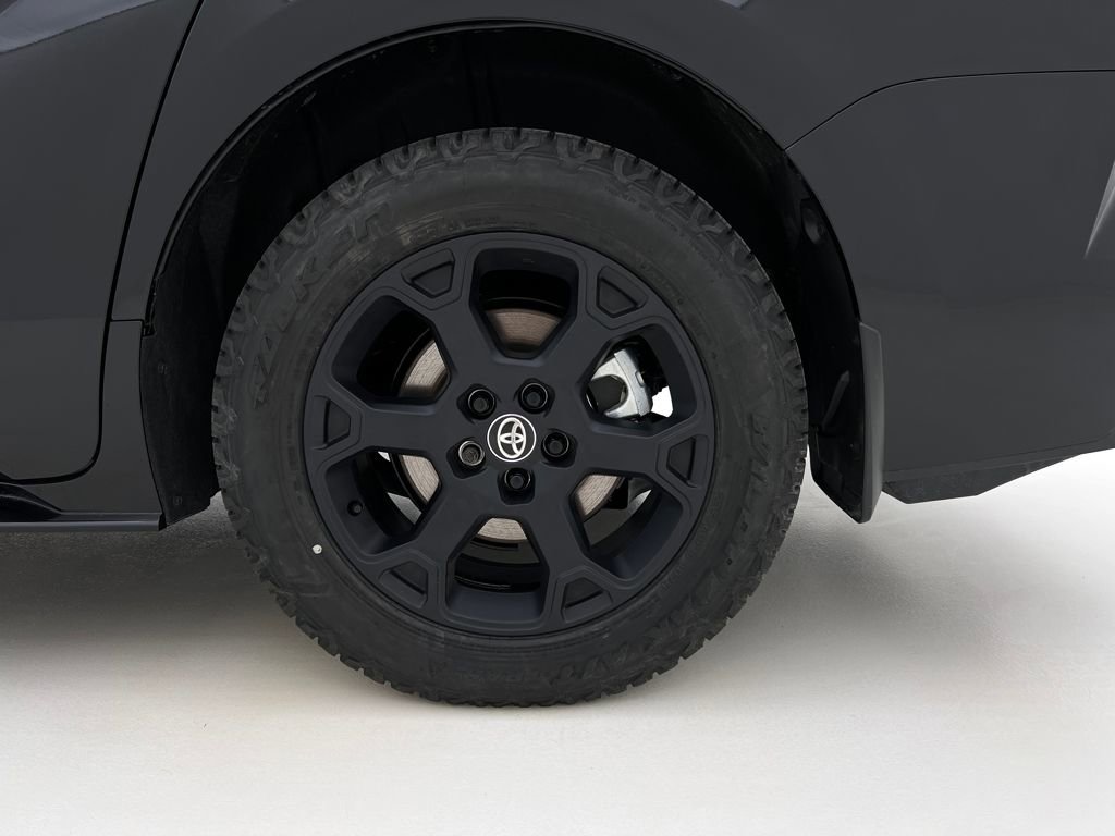 Used 2025 Toyota Sienna XLE Woodland Edition image 33