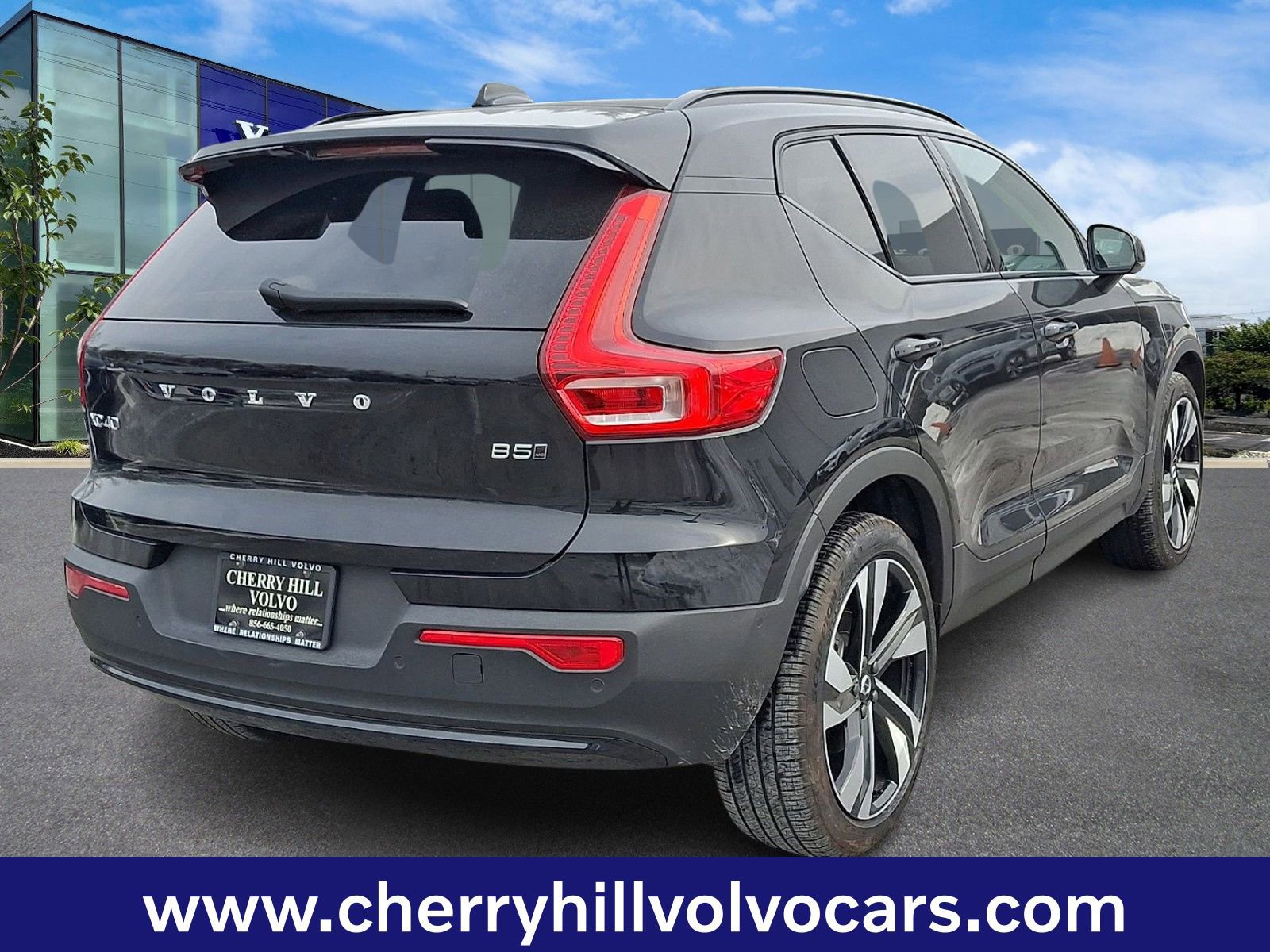 Certified 2025 Volvo XC40 B5 Ultra w/ Climate Package image 7