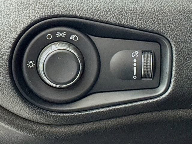 Used 2018 Jeep Renegade Sport w/ Power & Air Group image 11