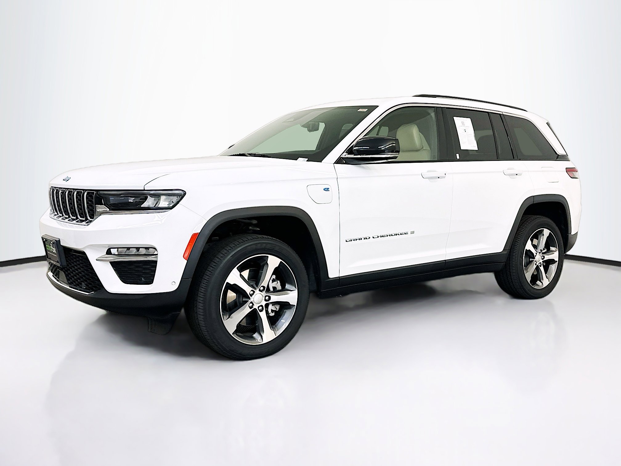 Used 2023 Jeep Grand Cherokee 4WD 4xe w/ Luxury Tech Group II image 3