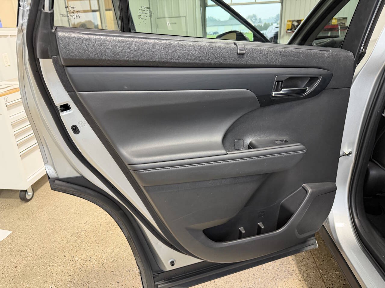 Used 2022 Toyota Highlander XLE AWD/4WD image 17
