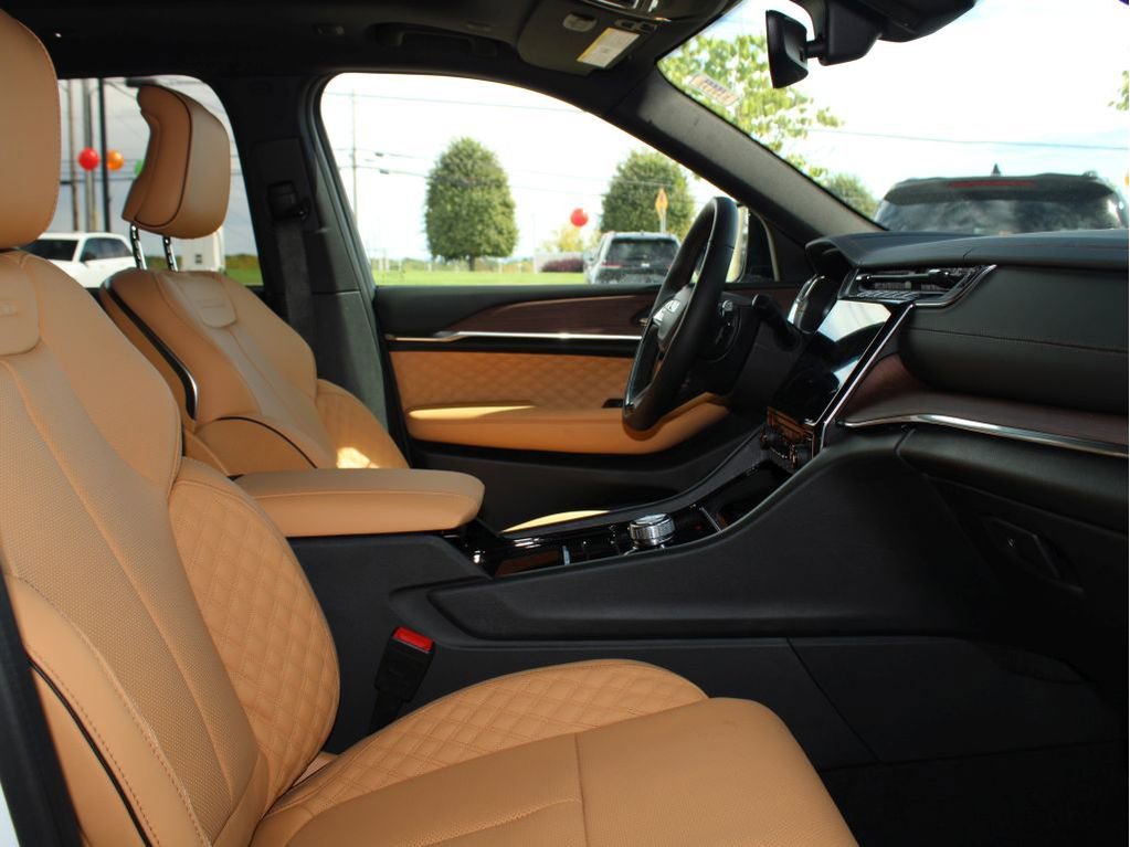 New 2025 Jeep Grand Cherokee Summit image 32