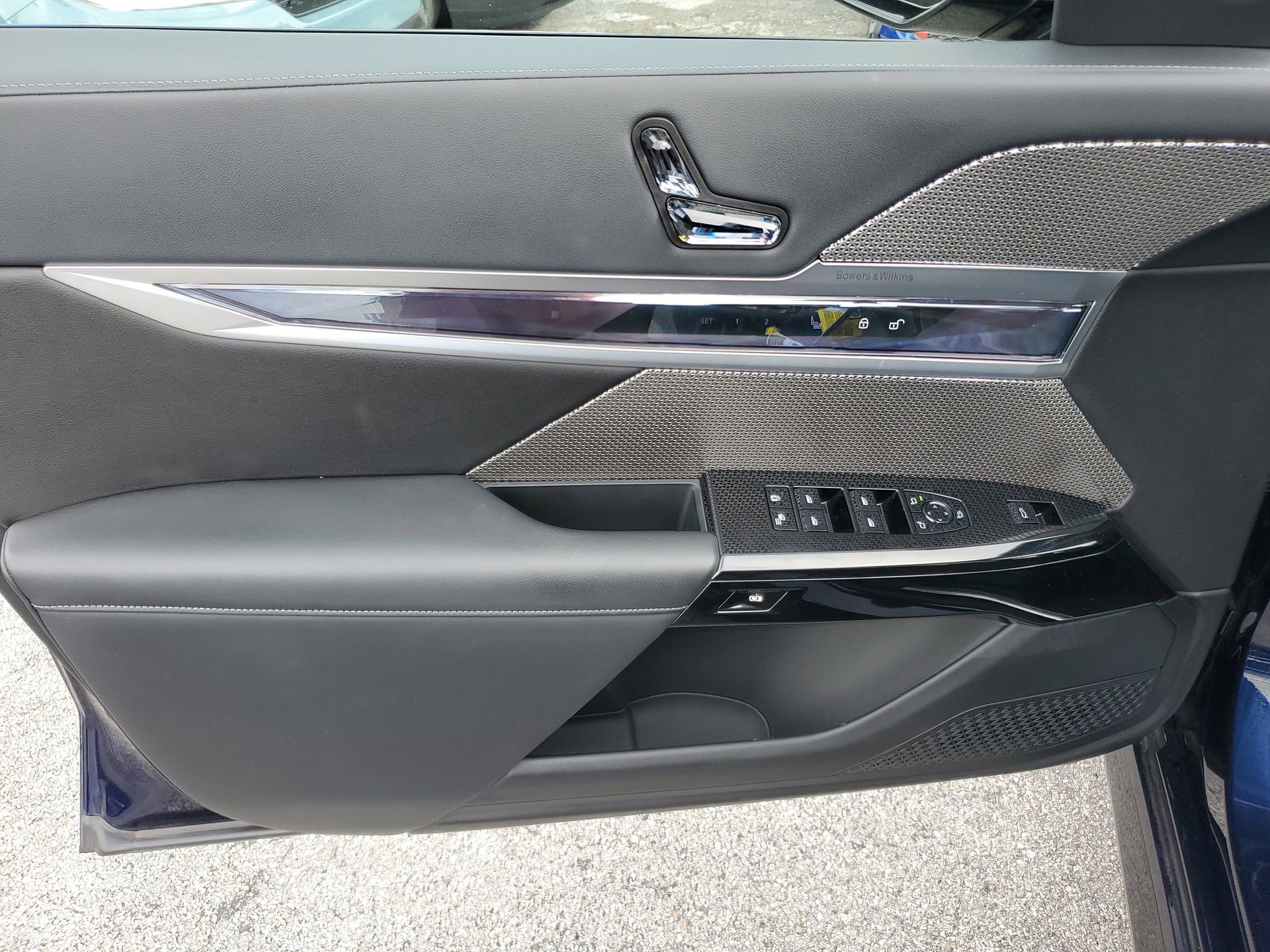 Used 2024 BMW 760i xDrive w/ Premium Package image 17