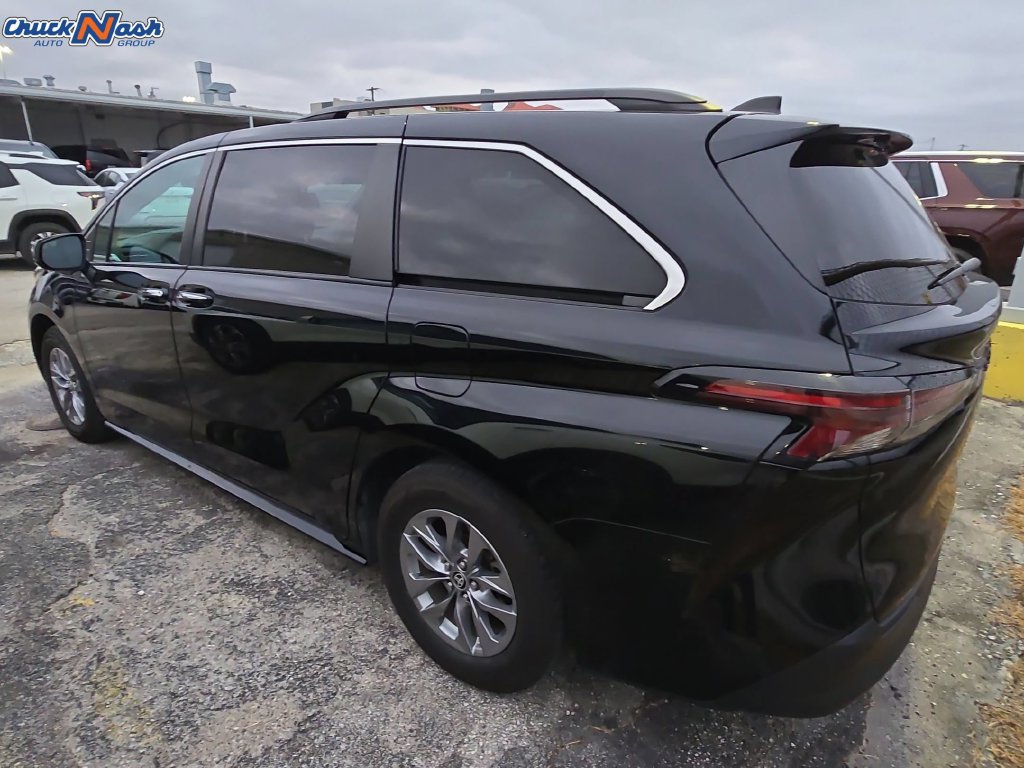 Used 2024 Toyota Sienna XLE FWD image 4