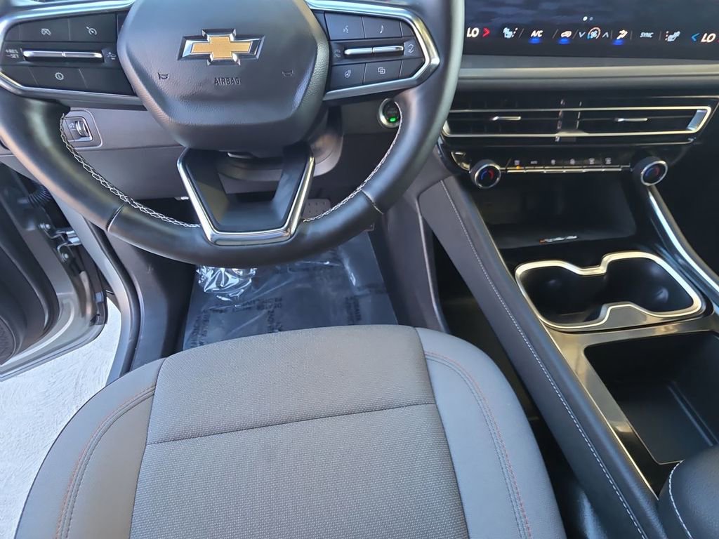 Used 2025 Chevrolet Traverse LT image 11