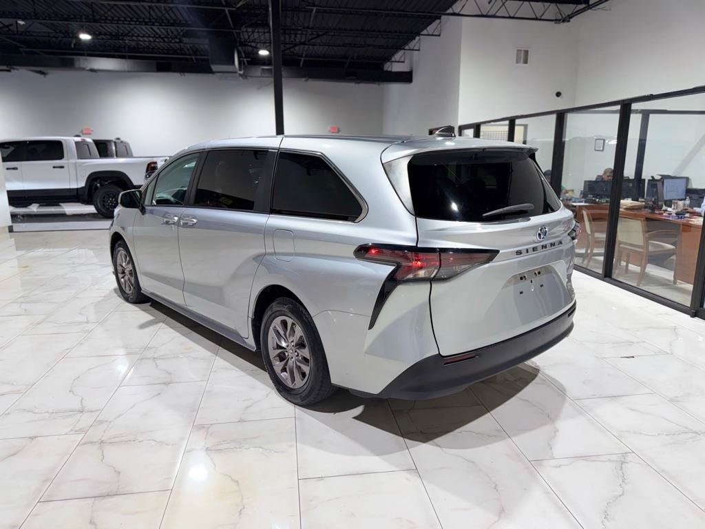 Used 2023 Toyota Sienna LE FWD image 10