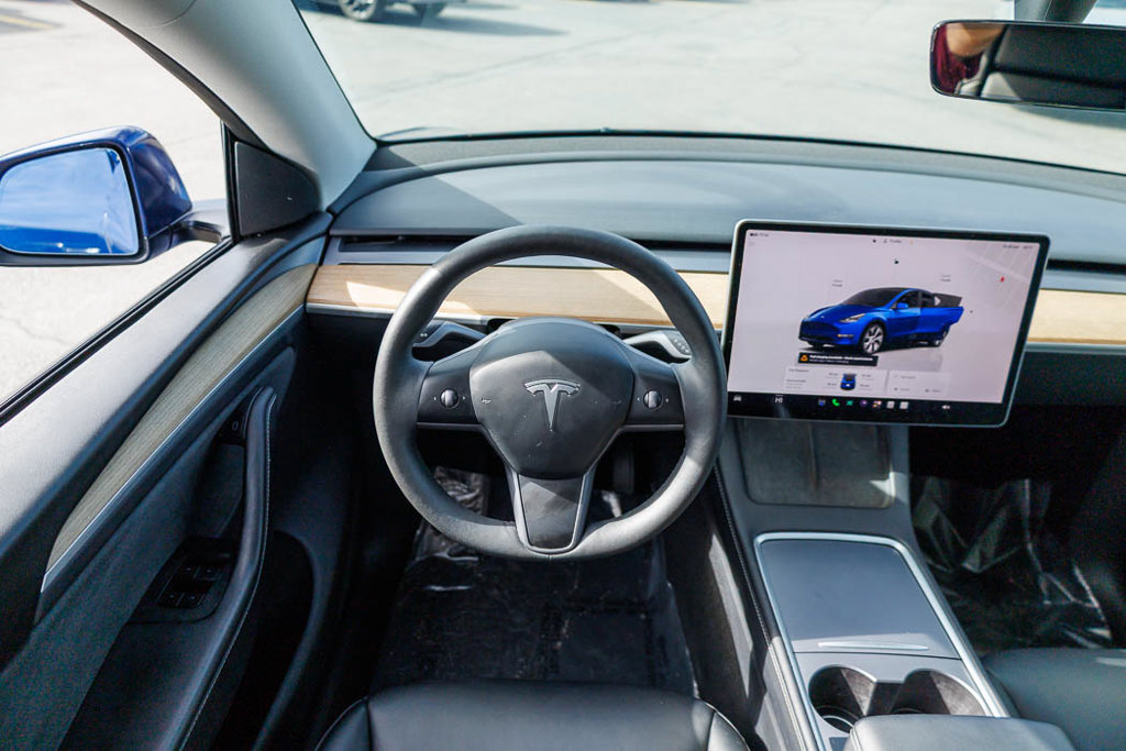 Used 2024 Tesla Model Y Long Range AWD/4WD image 2