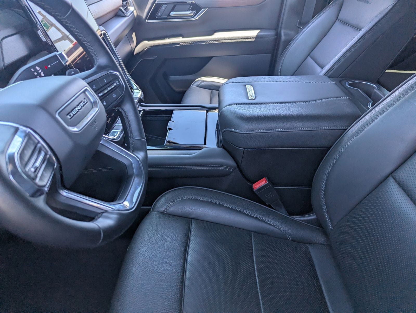 Used 2025 GMC Yukon XL Denali AWD/4WD image 18