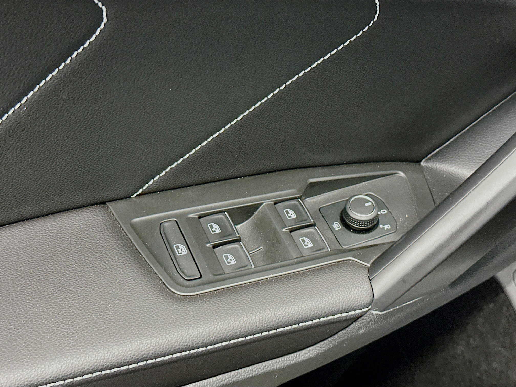 Used 2024 Volkswagen Tiguan SE w/ MDO Package, Two-Row image 15