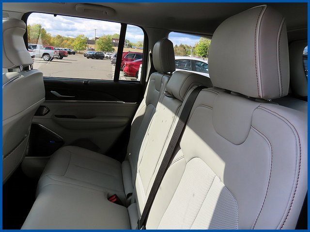 Used 2022 Jeep Grand Cherokee Overland w/ Luxury Tech Group IV image 10