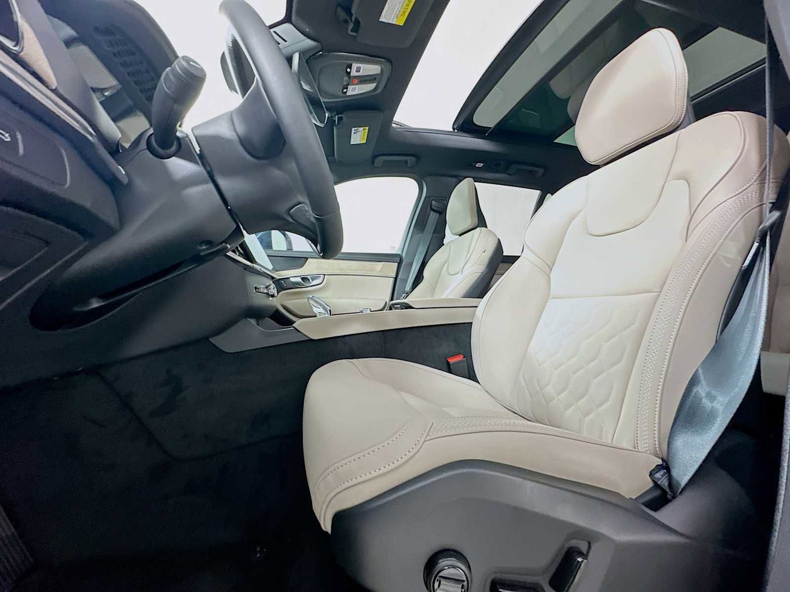 New 2026 Volvo XC90 B6 Plus w/ Protection Package Premier image 18