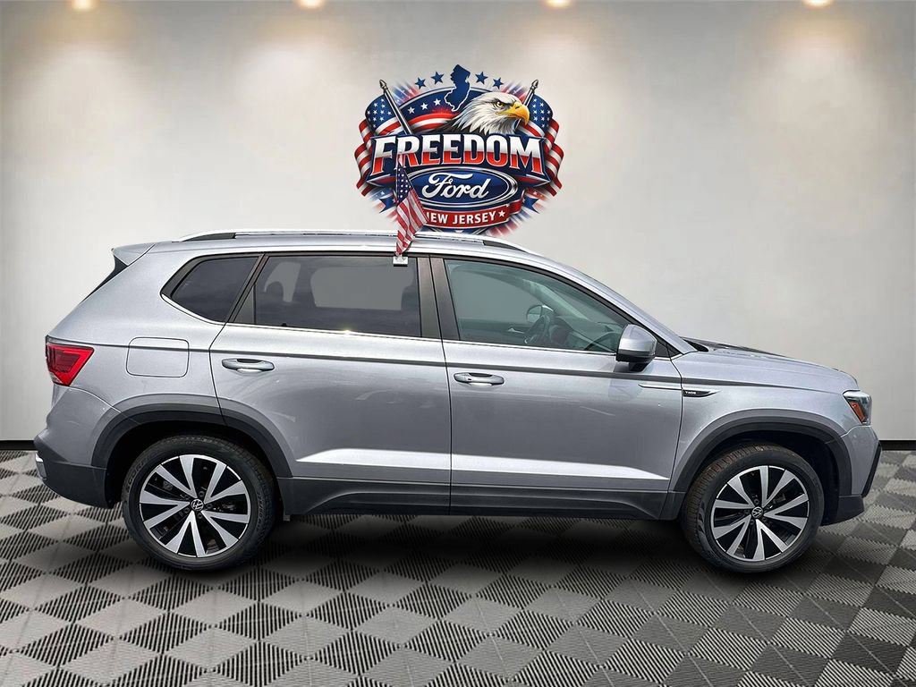 Used 2023 Volkswagen Taos SE w/ Panoramic Sunroof Package AWD/4WD image 4
