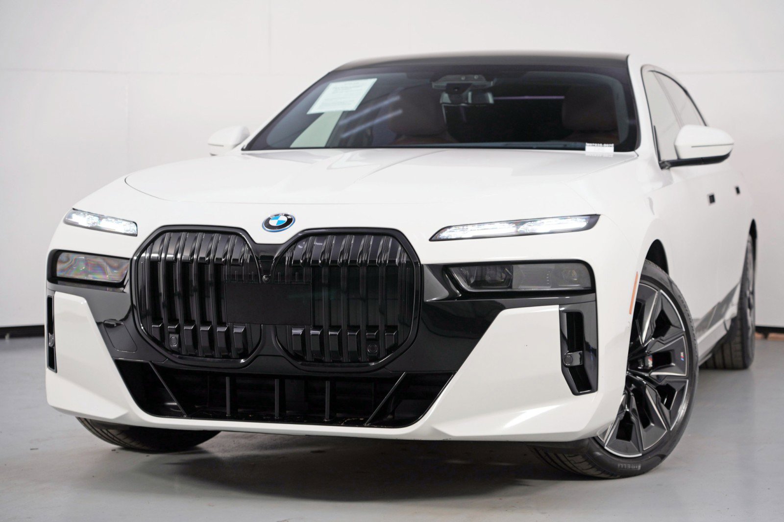 Used 2023 BMW i7 xDrive60 w/ Executive Package 2 image 3