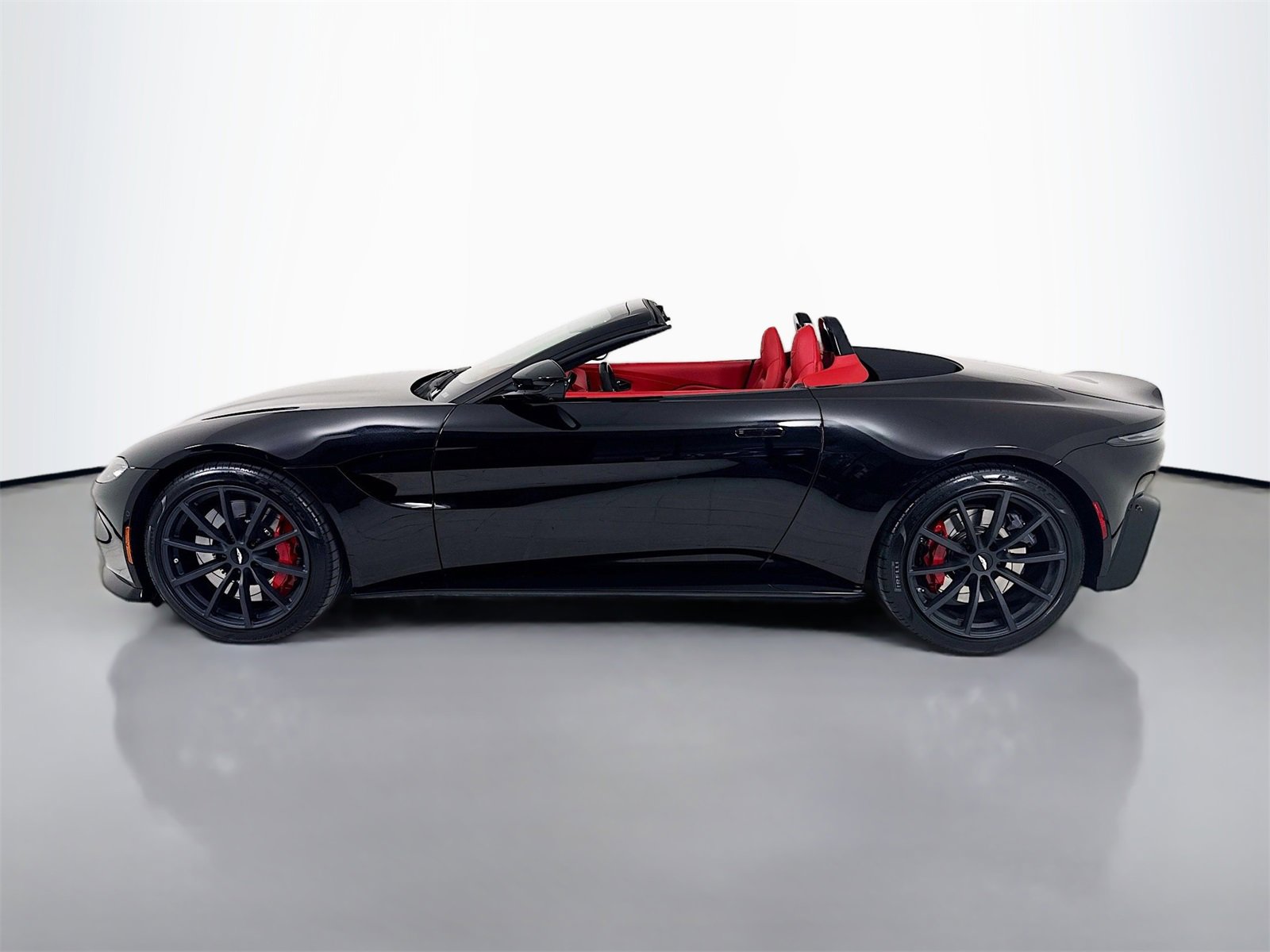 Used 2022 Aston Martin V8 Vantage Roadster image 4