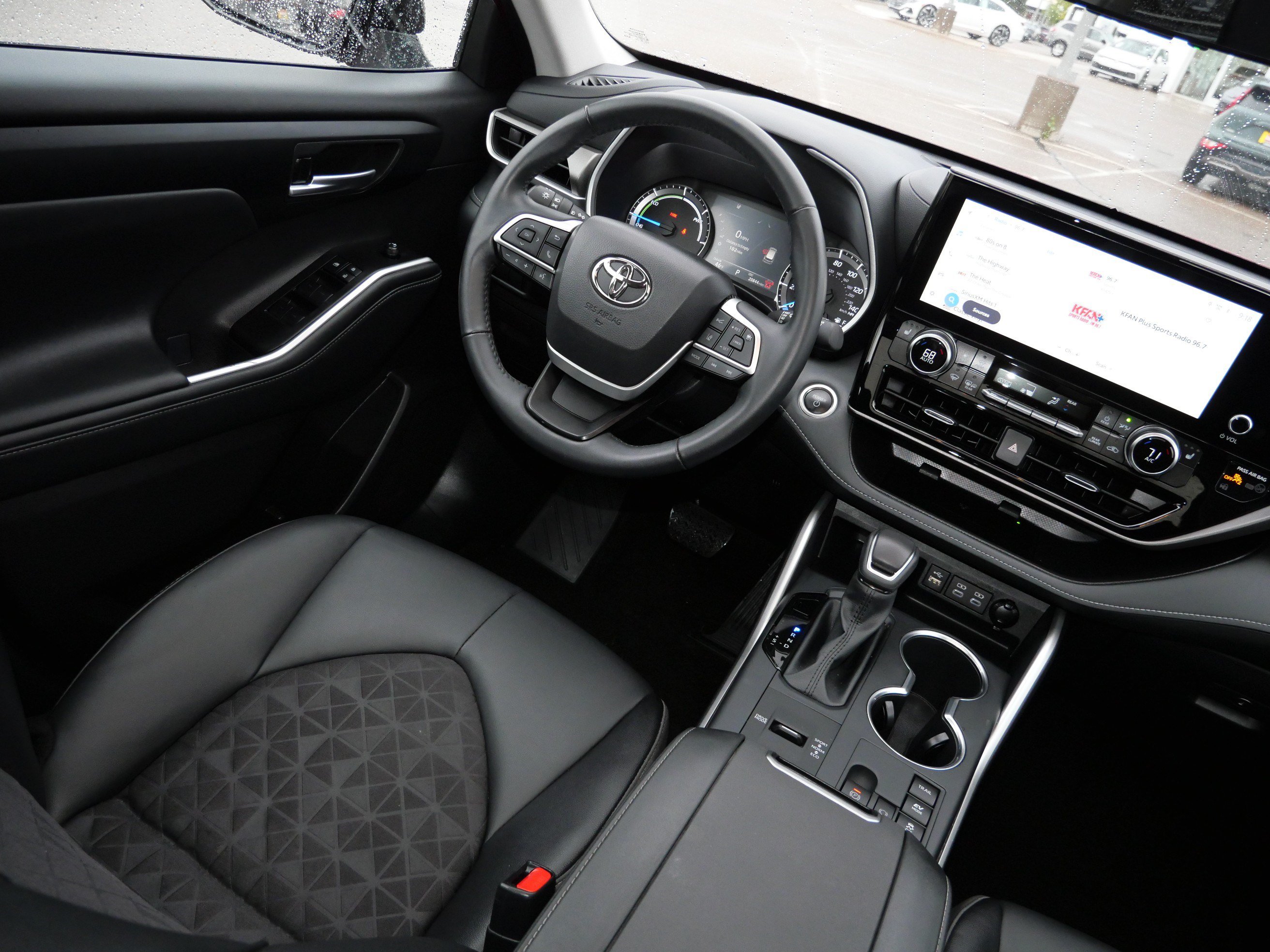 Used 2025 Toyota Highlander XLE AWD/4WD image 9