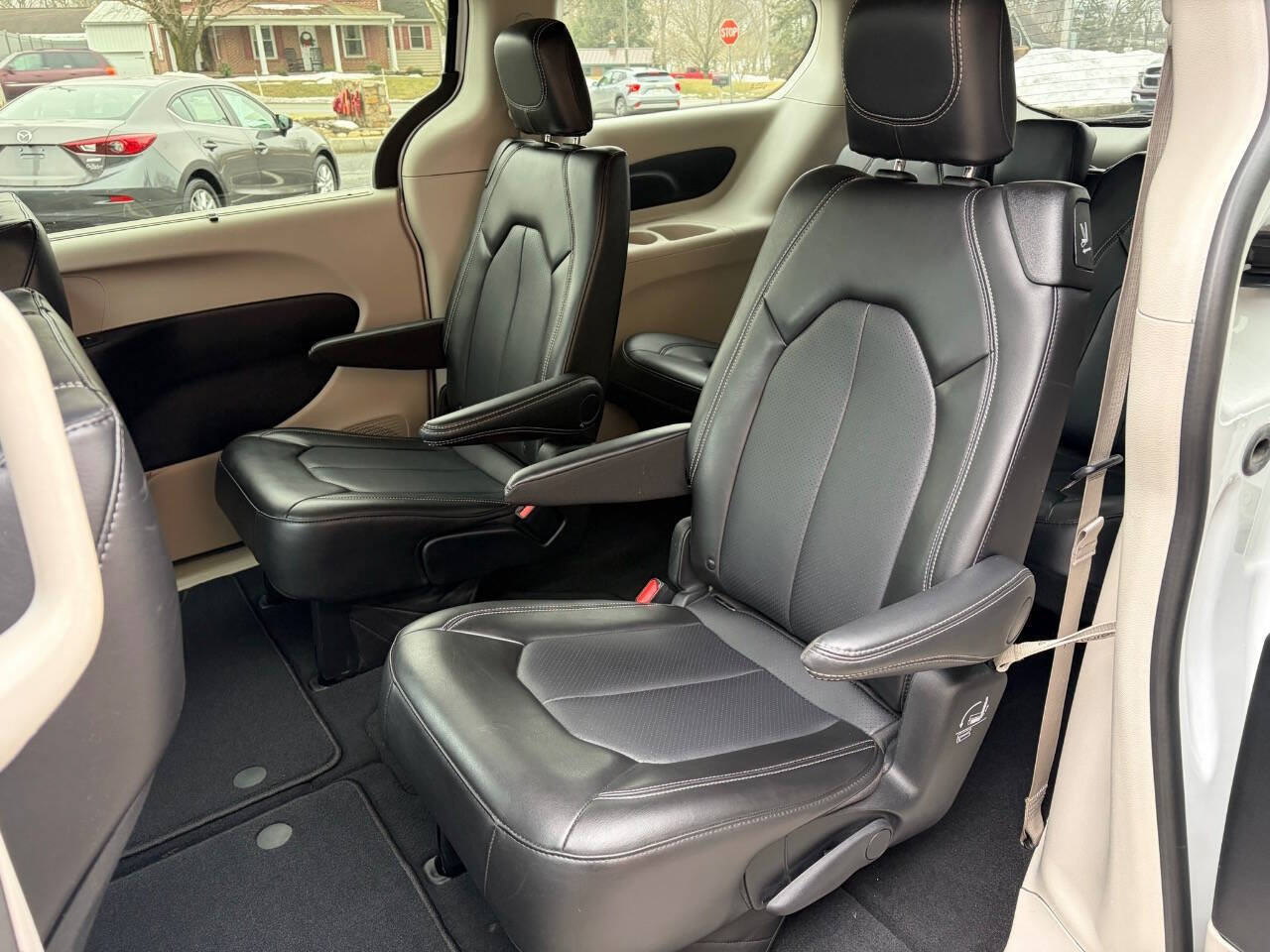Used 2024 Chrysler Pacifica Touring-L FWD image 12