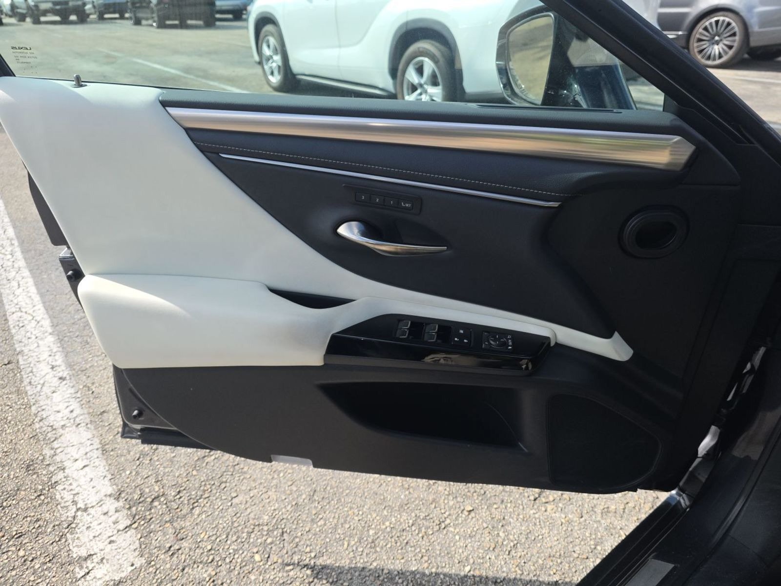 Used 2024 Lexus ES 350 F Sport w/ Accessory Package (Z2) FWD image 3