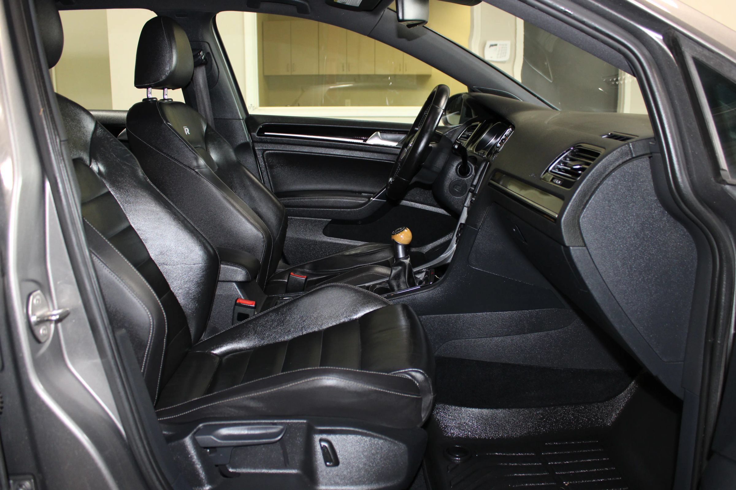 Used 2016 Volkswagen Golf R 4-Door w/ Driver Assistance Package AWD/4WD image 26