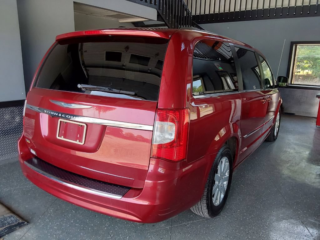 Used 2014 Chrysler Town & Country Touring FWD image 9