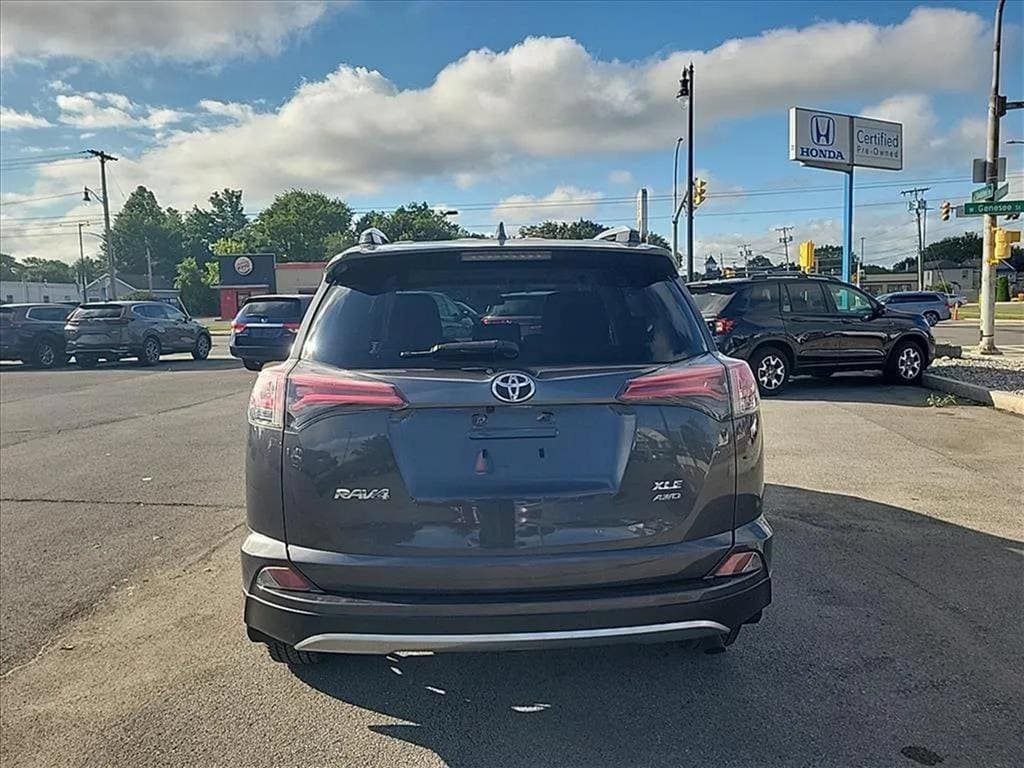 Used 2018 Toyota RAV4 XLE w/ Plus Extra Value Package AWD/4WD image 4