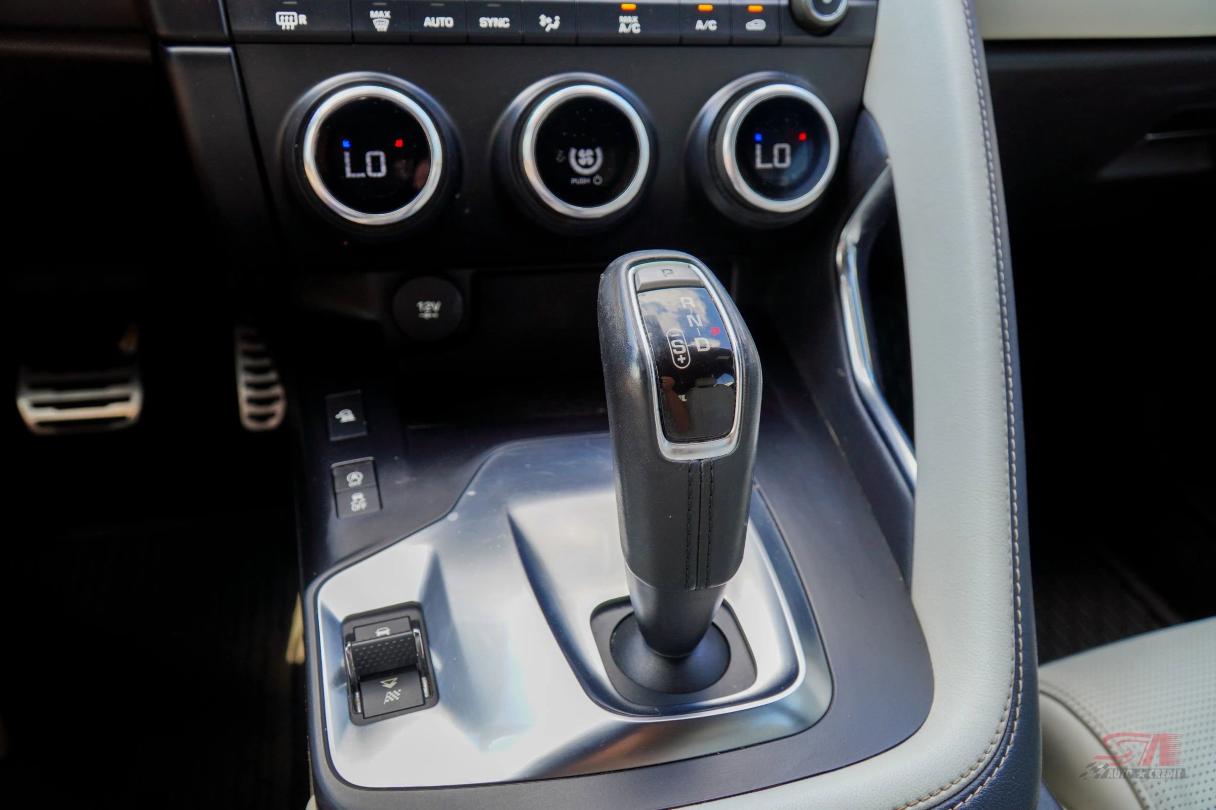 Used 2018 Jaguar E-PACE R-Dynamic HSE image 29