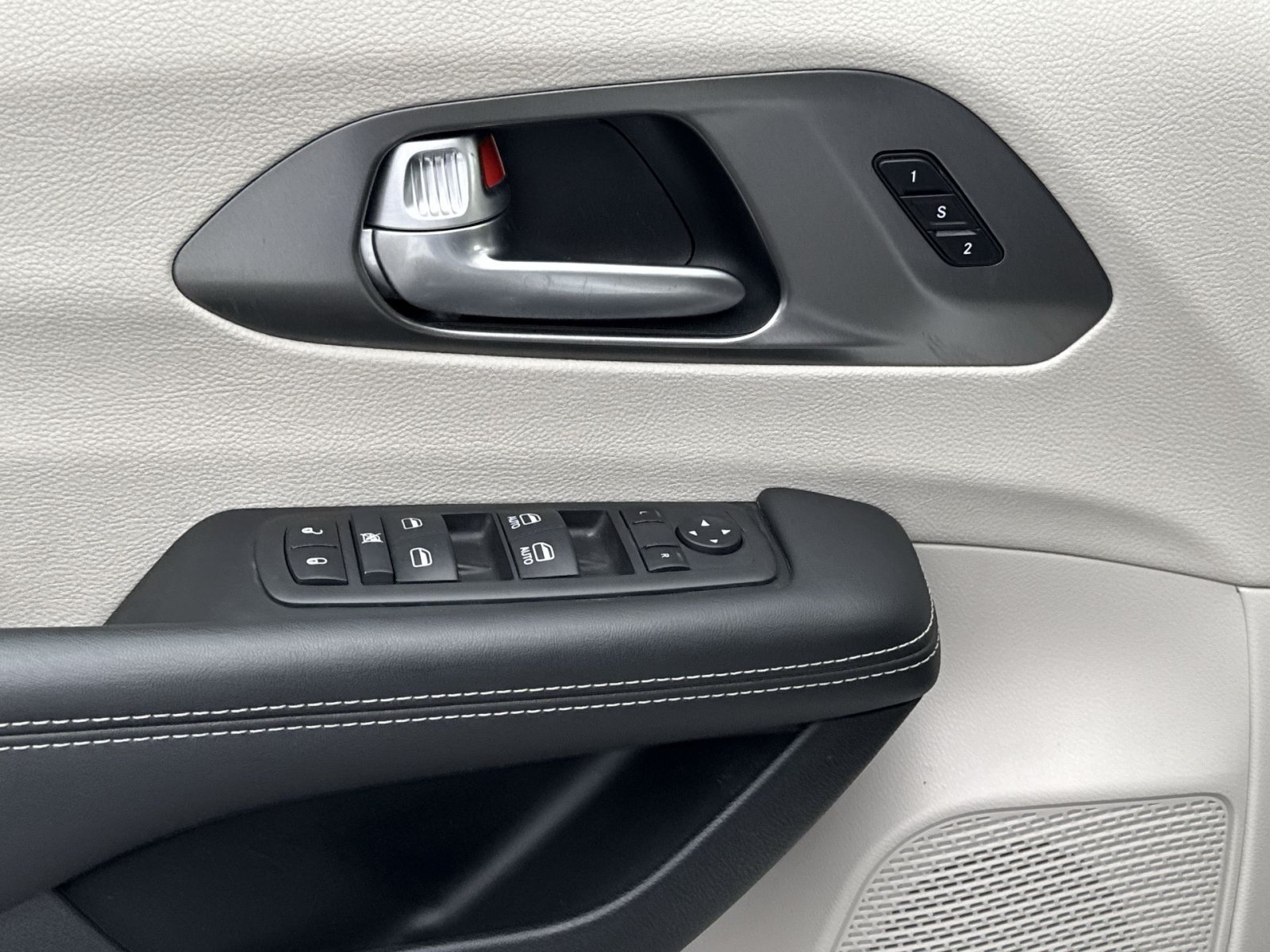 Used 2024 Chrysler Pacifica Touring-L FWD image 15