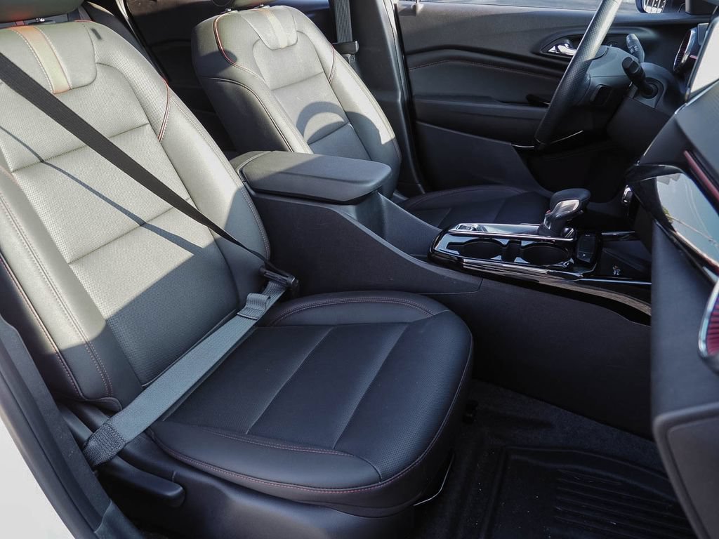 Used 2025 Chevrolet Trax RS w/ Sunroof Package FWD image 19