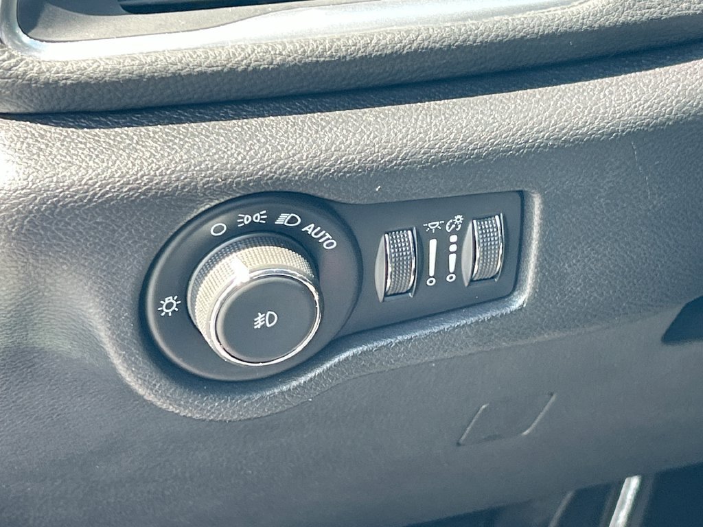 Used 2020 Chrysler Pacifica Limited FWD image 29