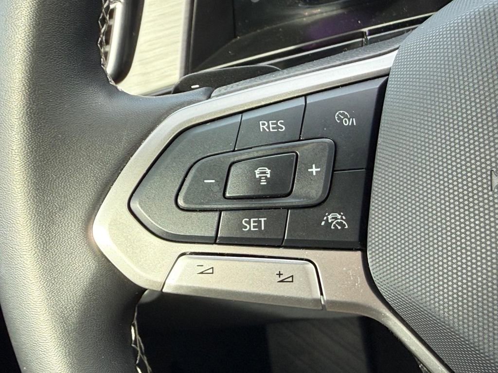 Certified 2025 Volkswagen Atlas Cross Sport SE image 16