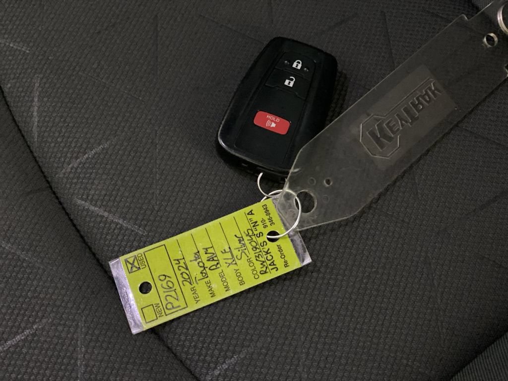Used 2024 Toyota RAV4 XLE FWD image 40