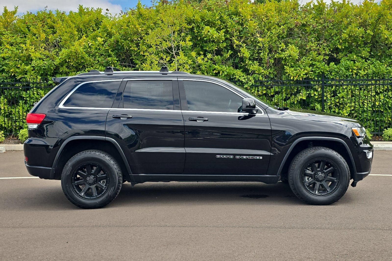 Used 2018 Jeep Grand Cherokee Laredo AWD/4WD image 3