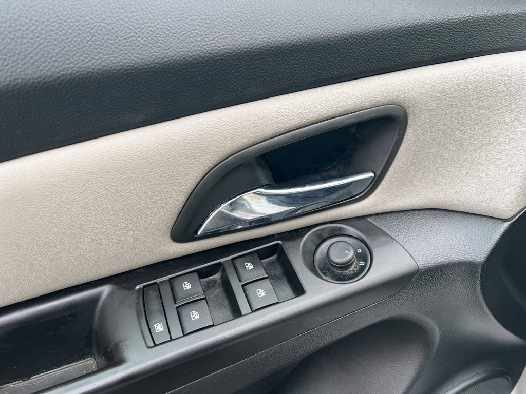 Used 2014 Chevrolet Cruze LS image 9