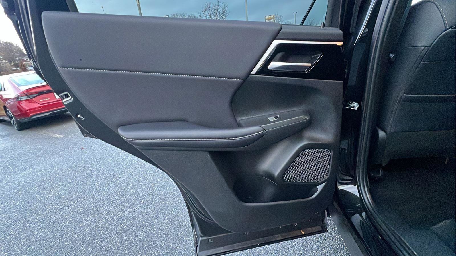 Used 2024 Mitsubishi Outlander SE image 18