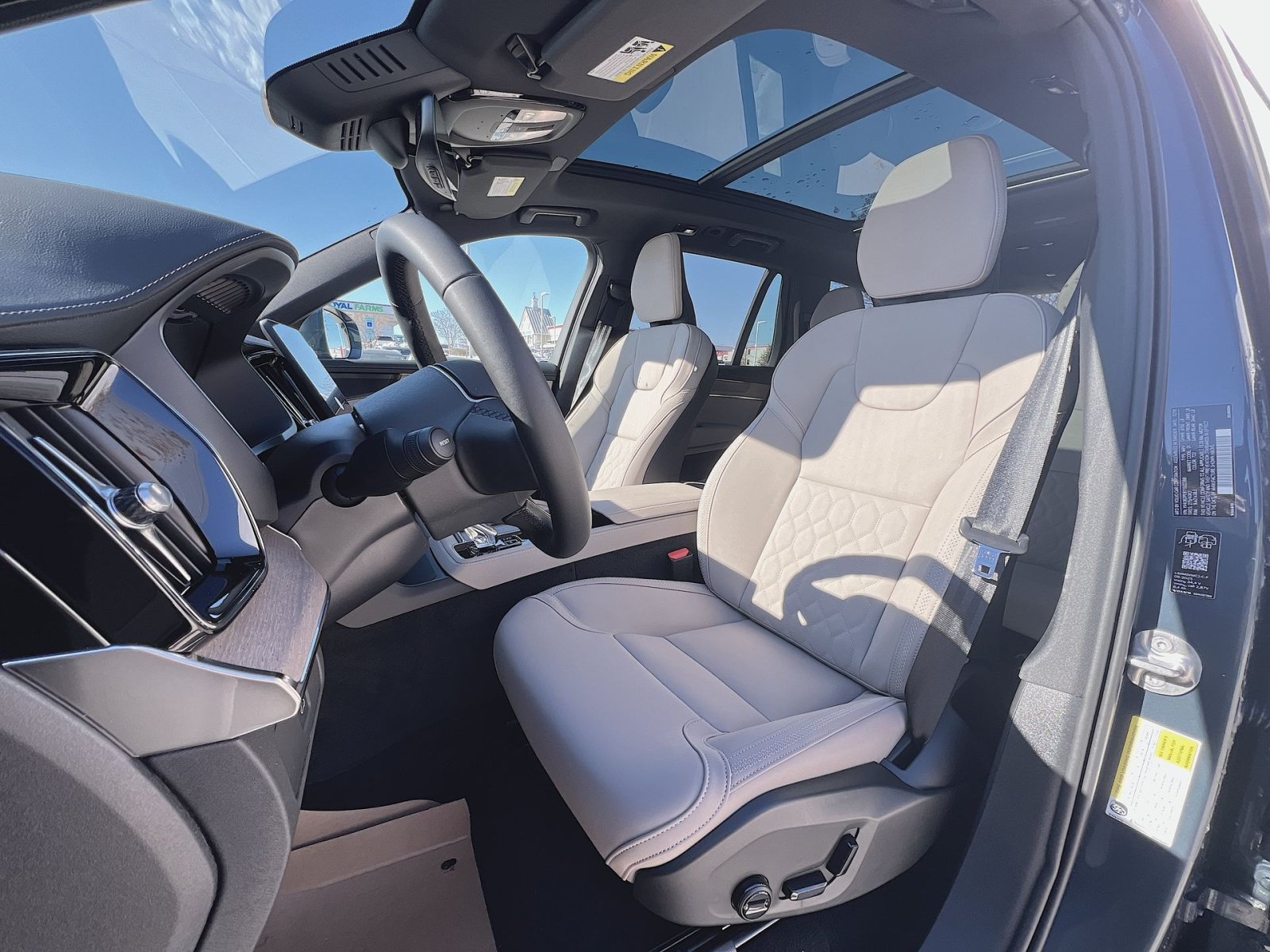 New 2026 Volvo XC90 B6 Plus w/ Protection Package Premier AWD/4WD image 21