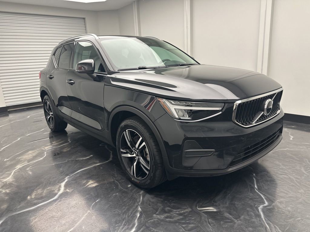 Used 2023 Volvo XC40 B5 Core image 2