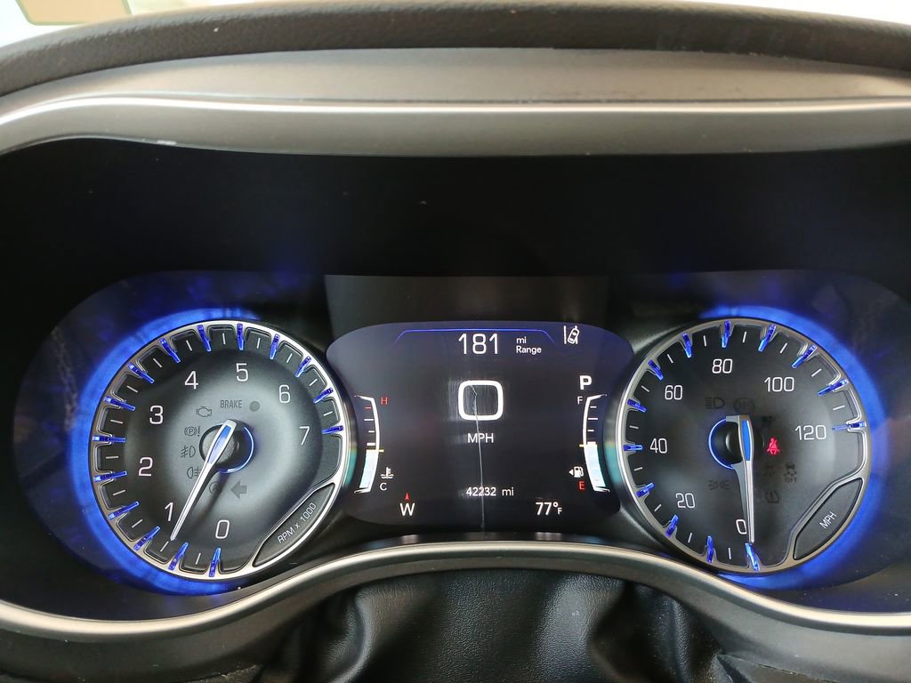 Used 2024 Chrysler Pacifica Touring-L FWD image 11