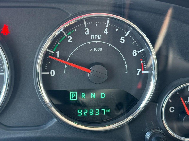 Used 2015 Jeep Wrangler Unlimited Sahara w/ Connectivity Group AWD/4WD image 18