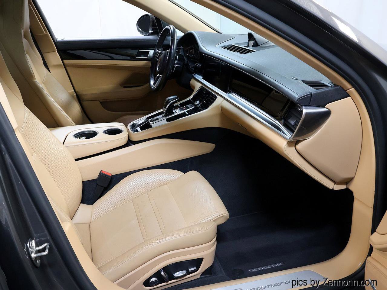 Used 2017 Porsche Panamera Sedan image 37