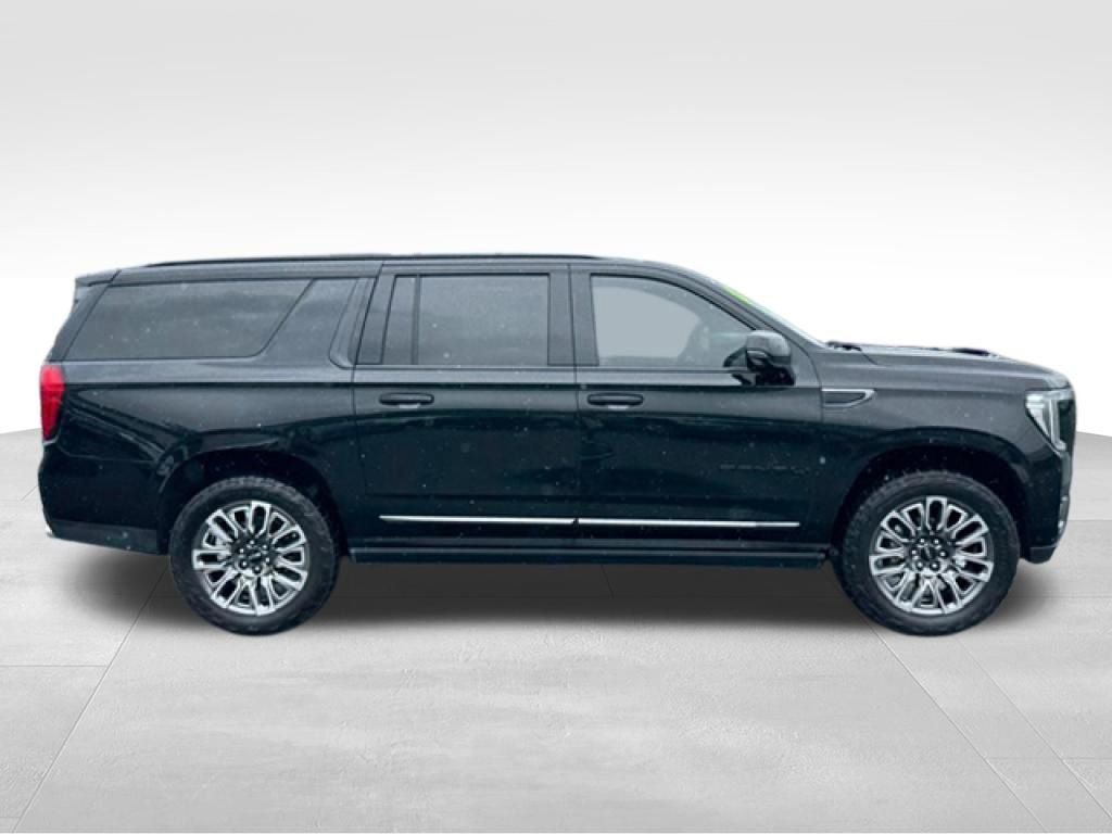 Used 2023 GMC Yukon XL Denali Ultimate w/ LPO, Floor Liner Package AWD/4WD image 9