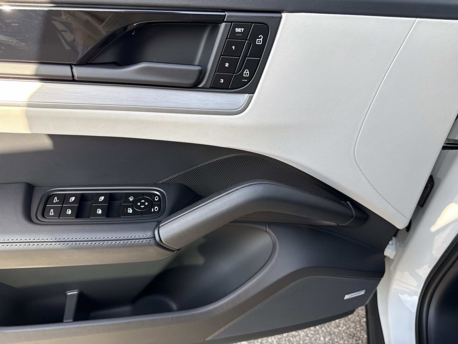 Used 2024 Porsche Cayenne S image 21