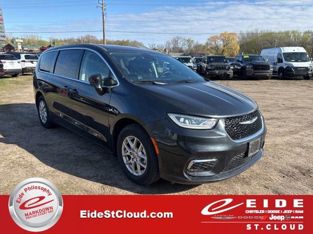 Used 2023 Chrysler Pacifica Touring-L FWD image 1