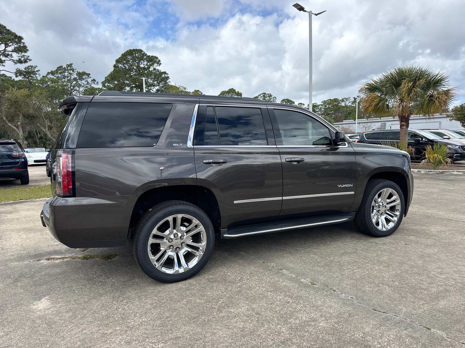 Used 2019 GMC Yukon SLT w/ Premium Edition image 3