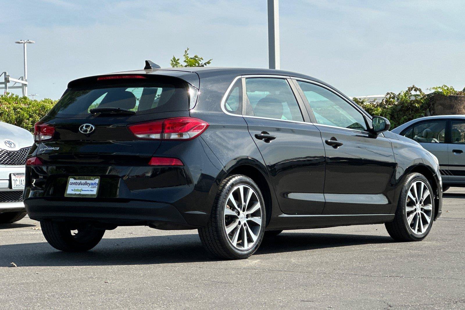 Used 2020 Hyundai Elantra GT FWD image 3