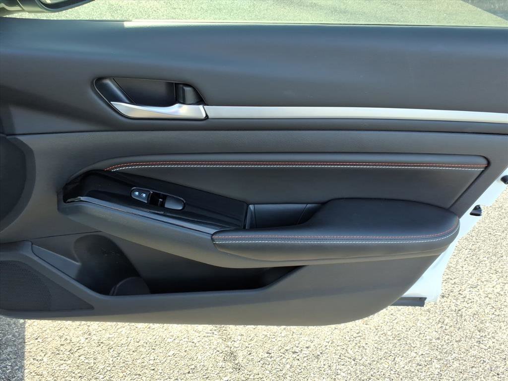 Used 2023 Nissan Altima 2.5 SR w/ SR Premium Package image 16