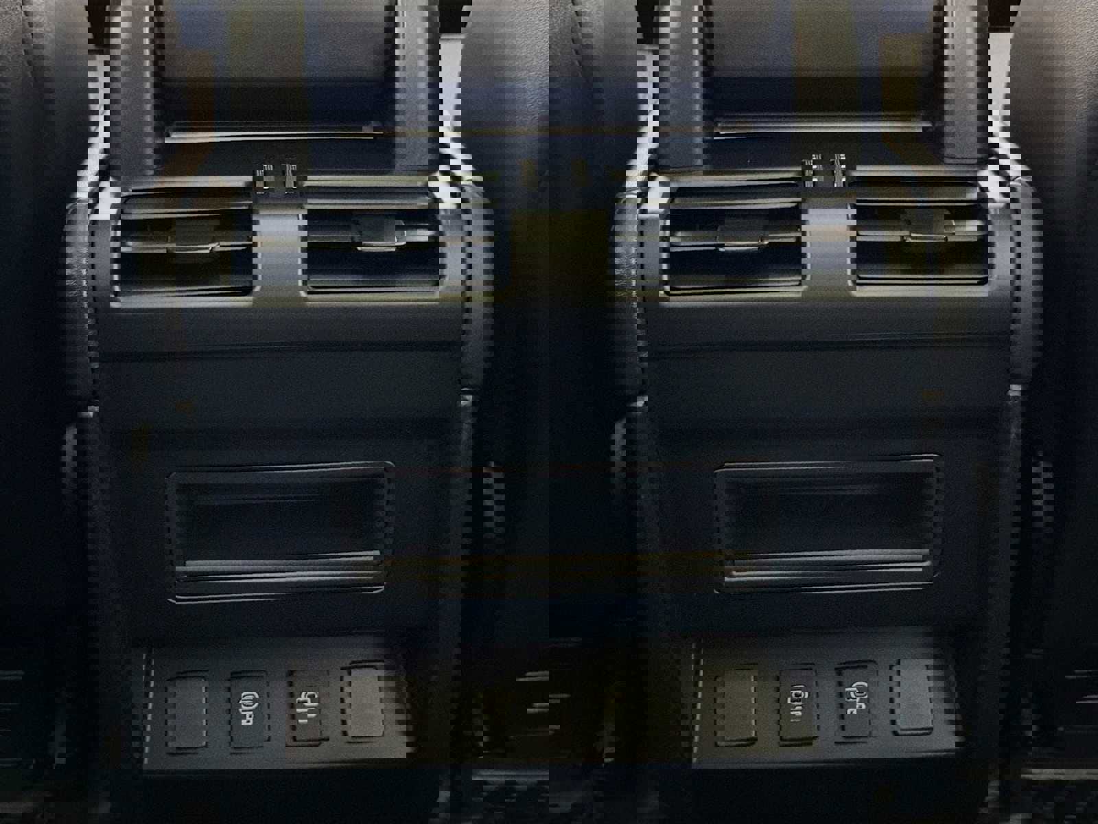 Used 2025 Land Rover Defender 90 X-Dynamic SE image 24