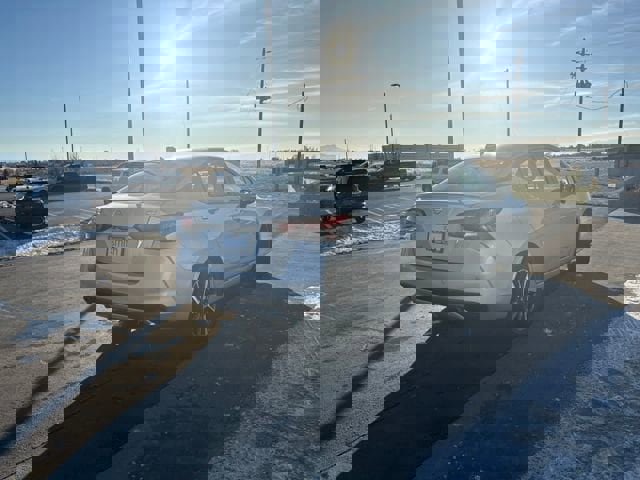 Used 2021 Nissan Versa SV image 3