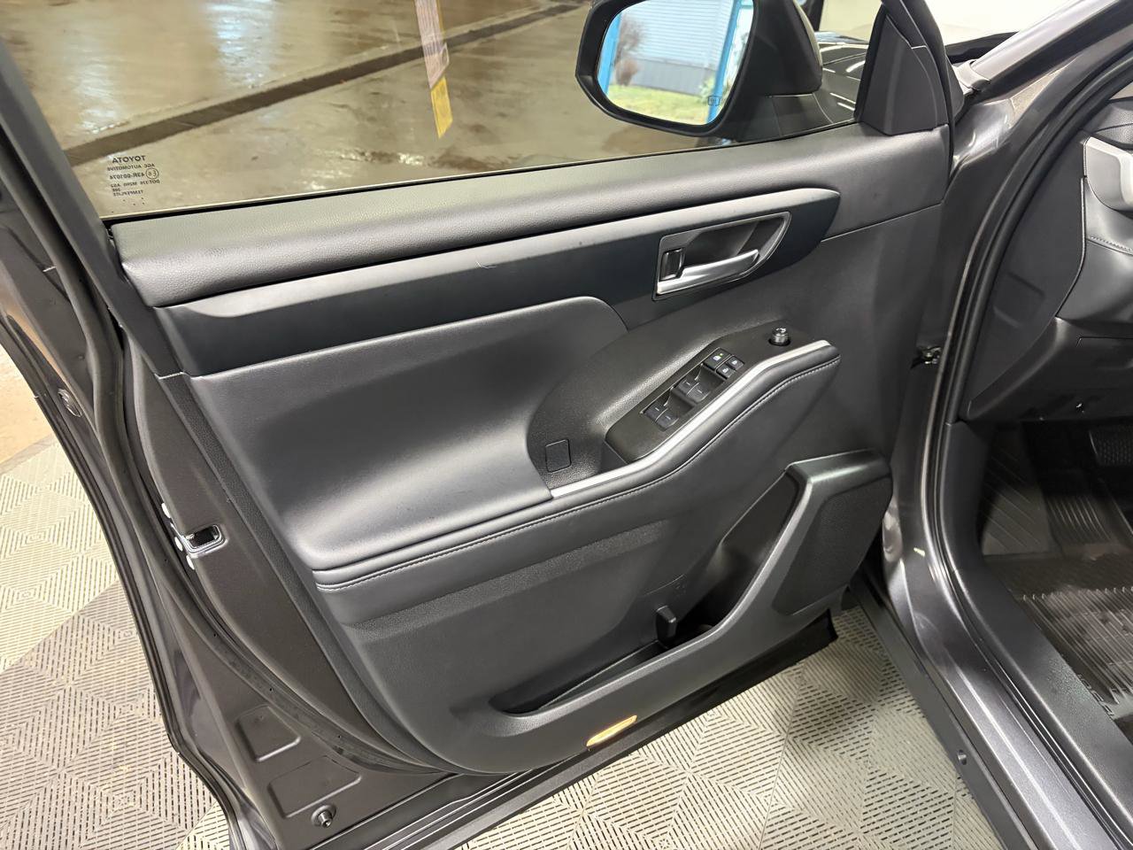 Used 2025 Toyota Highlander XLE image 28
